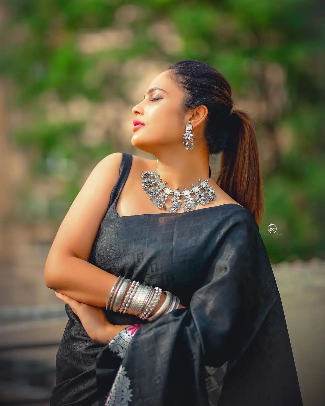 NANDITA SWETHA IN TRADITIONAL BLACK SAREE SLEEVELESS BLOUSE